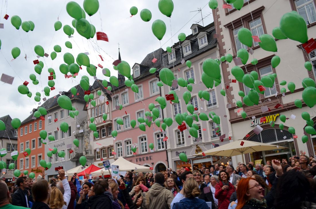 Über 300 Luftballons in der Logofarbe der Deutschen Krankenhausgesellschaft (DKG) lassen die Krankenhausmitarbeiter steigen. Adressiert  mit der Forderung an den Bundestag, die Krankenhaus-Reform nachzubessern. Foto: Finkenberg