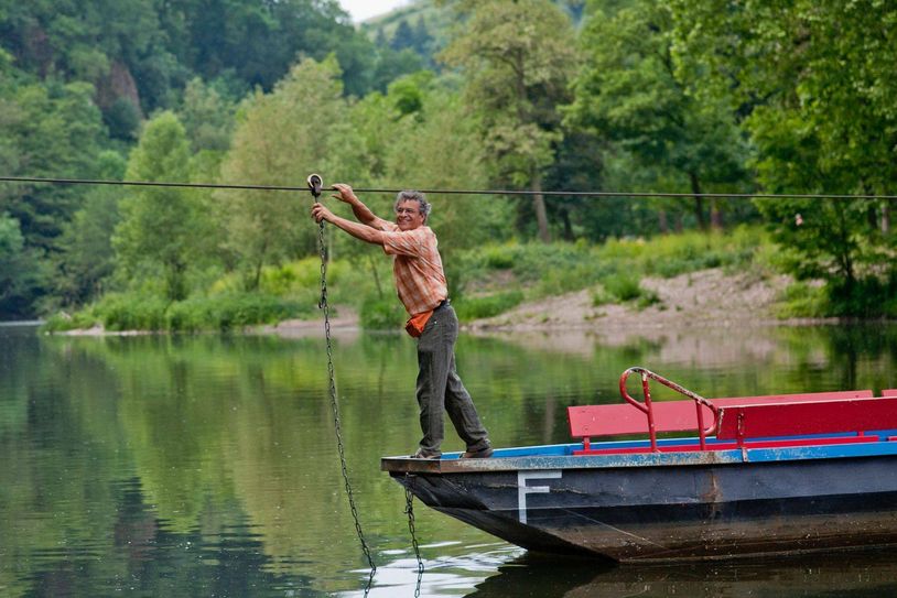 Fährmann Hajo Gellweiler berichtet Wissenswertes über die letzte handgezogene Fähre im Land.