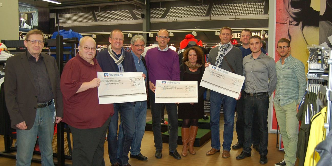 Im Bild von links: Willi Rausch (Orga-Team), Schirmherr Dr. Peter Krapf, Enver Schrömbgens (Hospizverein), Bernd Marx (Orga-Team, Präsidiumssprecher SV Krettnach), Dr. Lorenz Fischer (Palliativstation), Andre Berg, Dr. Christoph Block, Manuel Berg, Andreas Arens und Stefan Fleck (alle Orga-Team).