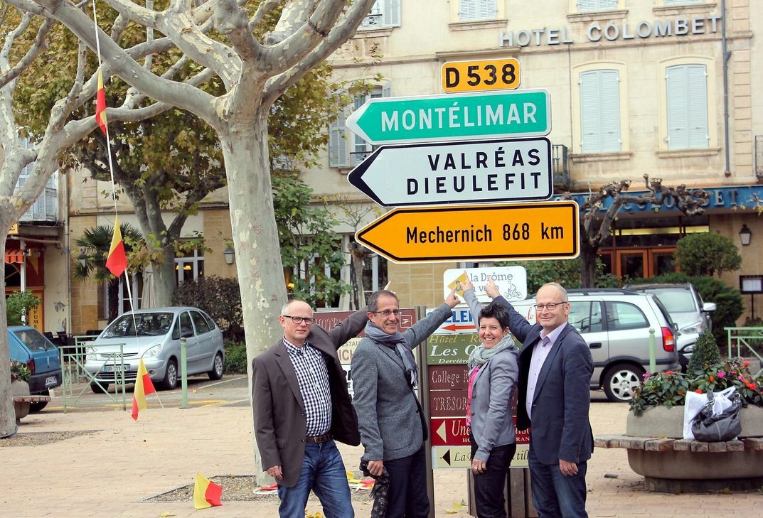 Sind sich trotz der großen Distanz zwischen Mechernich und Nyons nah: Bürgermeister Pierre Combes (2.v.l.) und (v.r.) Bürgermeister Dr. Hans-Peter Schick, Verwaltungsmitarbeiterin Sabine Wahlen sowie Kämmerer Ralf Claßen.