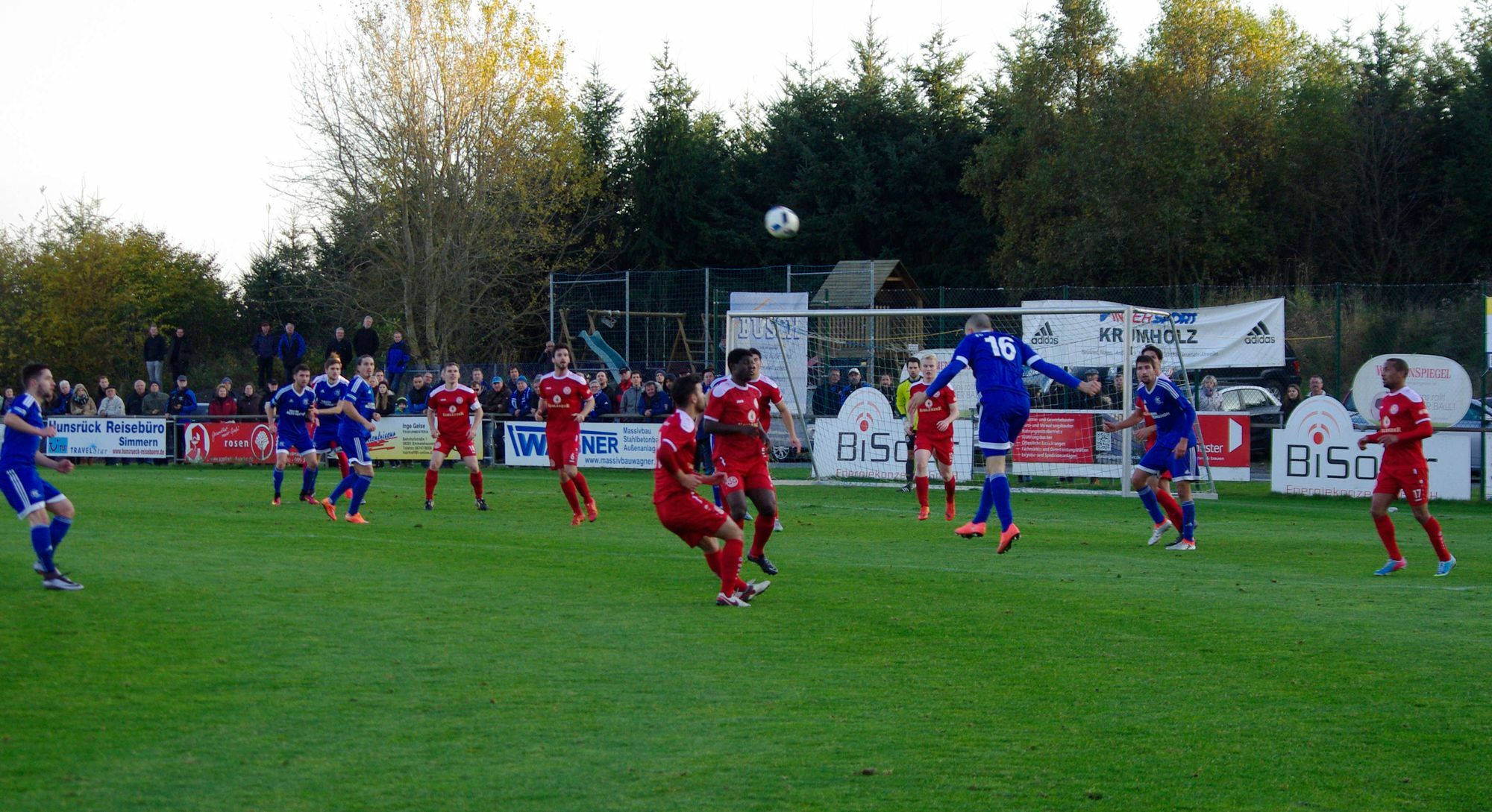 Zum Spielende hin versuchten die Karbacher nochmal mit Macht, den Sieg gegen die Rot-Weißen aus Koblenz zu erzwingen. Es blieb aber beim 1:1-Unentschieden, was dem Tabellenführer der Oberliga beim Gang durch die derzeitige Durststrecke nur bedingt half. Foto: Arno Boes