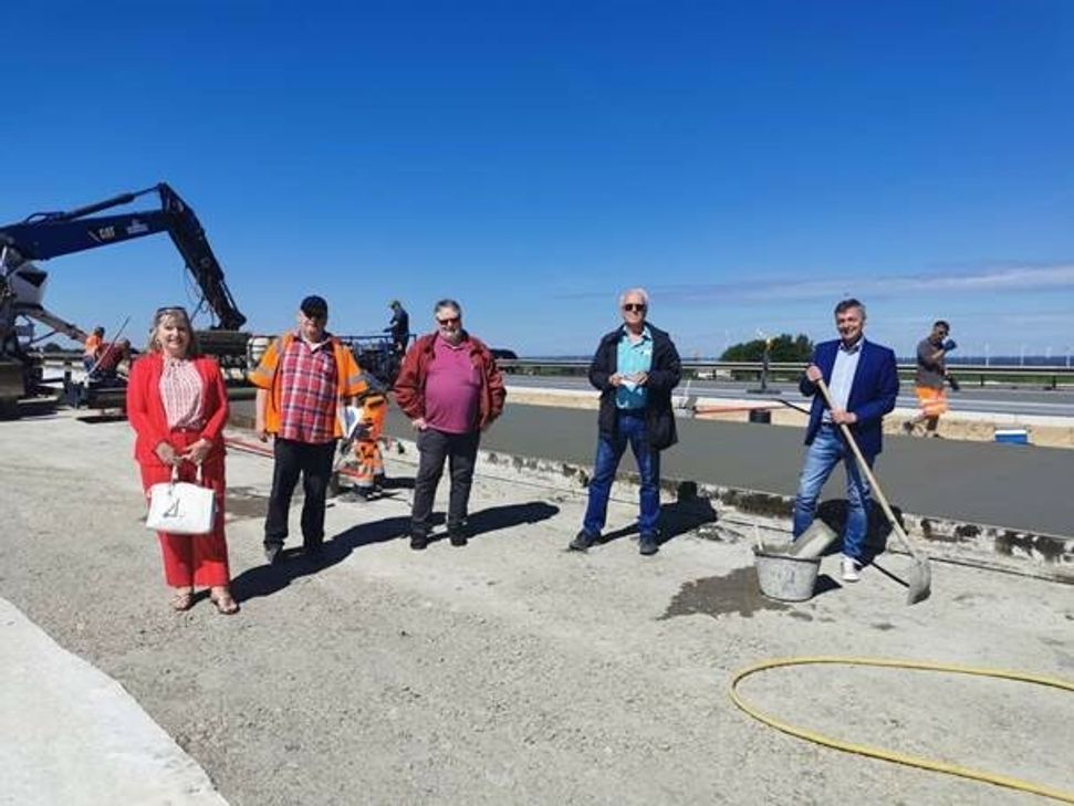 Katharina Monteith (Kirchberg), Bauleiter Jürgen Baum (LBM Bad Kreuznach), Klaus Gewehr (Sohren), Vorsitzender Dietmar Tuldi (Ellern) sowie der Bürgermeister der VG Simmern-Rheinböllen, Michael Boos (Simmern) besuchten die Baustelle der PWC-Anlage an der B 50. (Foto: SGK)