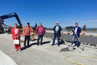 Katharina Monteith (Kirchberg), Bauleiter Jürgen Baum (LBM Bad Kreuznach), Klaus Gewehr (Sohren), Vorsitzender Dietmar Tuldi (Ellern) sowie der Bürgermeister der VG Simmern-Rheinböllen, Michael Boos (Simmern) besuchten die Baustelle der PWC-Anlage an der B 50. (Foto: SGK)