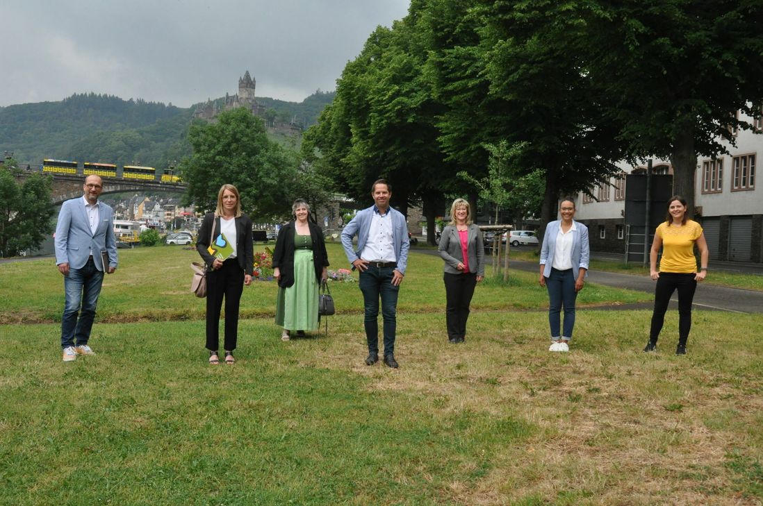 Wollen im kommenden Winter mit besonderen Angeboten das ausgefallene touristische Frühjahr kompensieren (v. l.): Knut Schneider, IHK, Vera Merten, GesundLand Vulkaneifel, Lilli Arnicot, Dehoga Cochem-Zell, Dirk Barbye, Kreisverwaltung Cochem-Zell, Anke Beilstein, "Ernst macht durch in 2020", Norina Menne, Tourismuscluster-Managerin, und Christina Berg, Weinhaus Berg in Bremm.