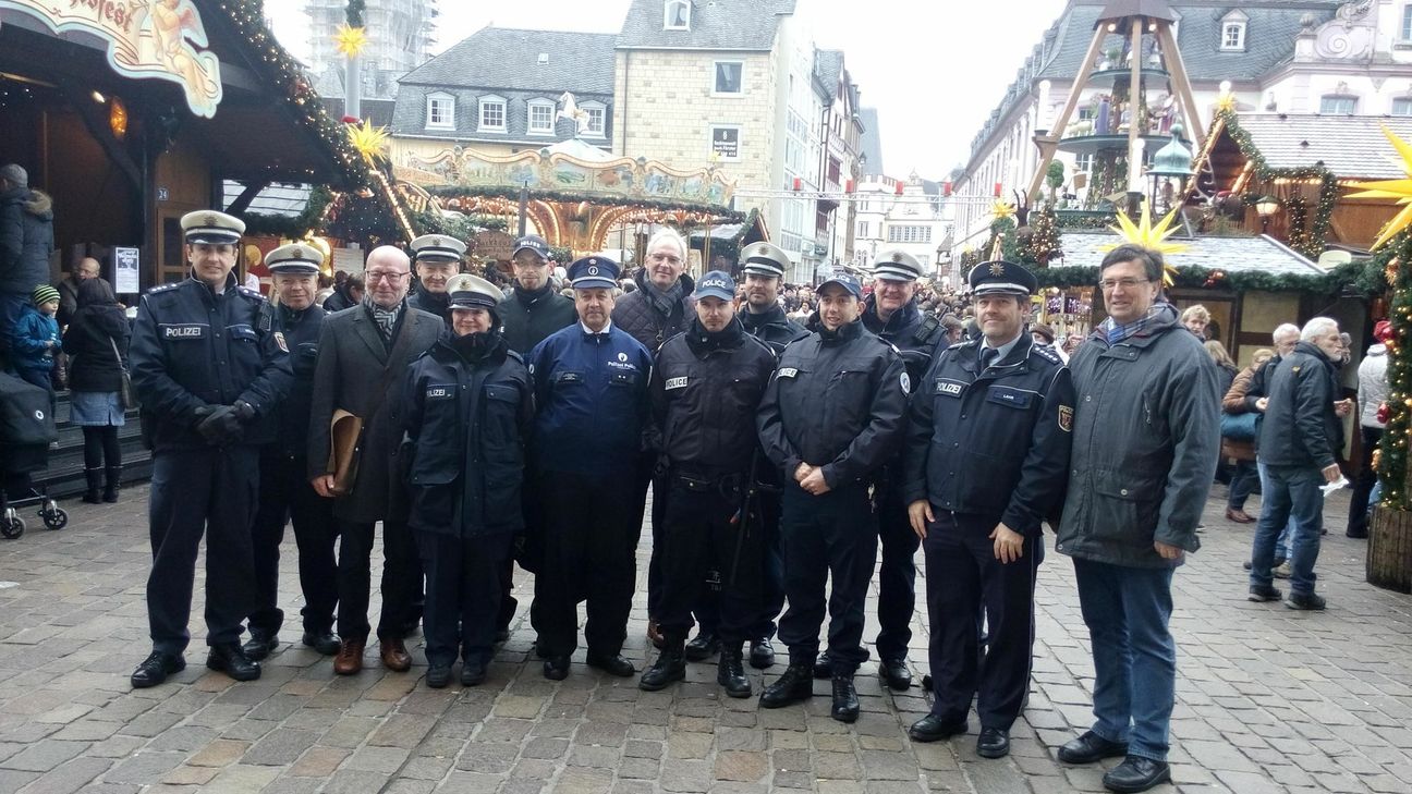 Der Trierer Oberbürgermeister Wolfram Leibe und Polizeipräsident Lothar Schömann trafen sich mit der internationalen Streife auf dem Weihnachtsmarkt. Foto: FF