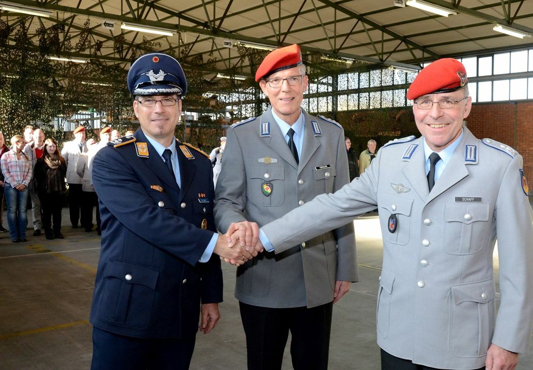 Hand drauf: Oberst Uwe Richard Fröhlich (m.) machte den bisherigen Mechernicher Materialdepot-Kommandeur Christian Reichert (l.) zum neuen Leiter des Bundeswehrdepots West und entpflichtete Oberstleutnant Jürgen Schaff (r.), dessen Materialdepot im 300 Kilometer entfernten Diepholz ab 1. Januar Mechernich und dem Kommando Reicherts unterstellt sind. Foto: Manfred Lang/pp/Agentur ProfiPress