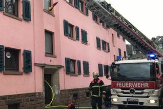 800 Liter Wasser haben ein Haus in der Trierer Südstadt vorerst unbewohnbar gemacht. Das Wasser ist am späten Freitagvormittag offenbar aus einer Spülmaschine ausgetreten. Foto: Siko