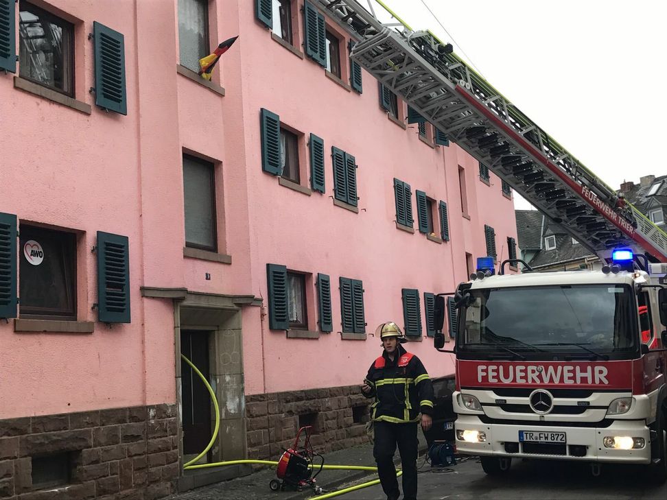 800 Liter Wasser haben ein Haus in der Trierer Südstadt vorerst unbewohnbar gemacht. Das Wasser ist am späten Freitagvormittag offenbar aus einer Spülmaschine ausgetreten. Foto: Siko