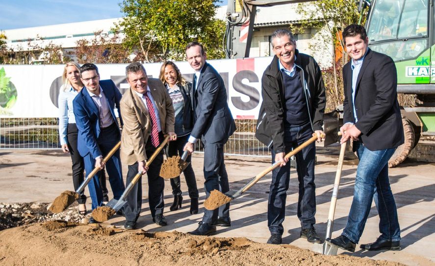 Spatenstich in Wittlich: (v.l.) Anne und Patrick Clemens, Geschäftsführer Bernhard Clemens, Ayfer Clemens, Minister Dr. Volker Wissing, Werner Kappes, Geschäftsführer Kappes Bauunternehmen und Christian Weiler, Bauleitung Weiler Bau GmbH. Foto: FF