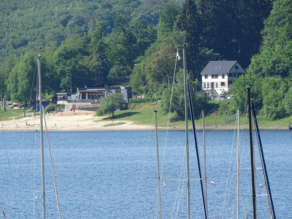 Kein Unmut mit dem aktuellen Pächter, sondern eine ganz normales Verfahren zwingt die Stadt Nideggen zur Ausschreibung des Pachtvertrags von Restaurant und Badestrand auf Eschauel.