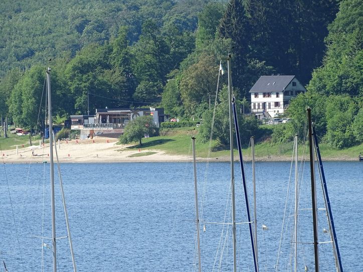 Kein Unmut mit dem aktuellen Pächter, sondern eine ganz normales Verfahren zwingt die Stadt Nideggen zur Ausschreibung des Pachtvertrags von Restaurant und Badestrand auf Eschauel.