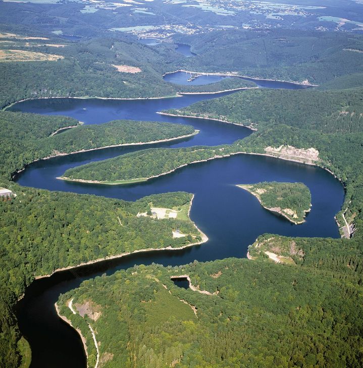 Die Rurtalsperre ist mit ihrem Obersee ein wichtiger Zulieferer von Trinkwasser für die Städteregion Aachen. Foto: Archiv Eifel Tourismus GmbH / Nationalpark Eifel