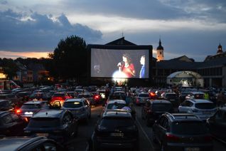 Am Sonntagabend wurden die Heimat Europa Filmfestspiele in Simmern erfolgreich eröffnet. Zu den Gästen zählten auch Edgar Reitz und Kulturminister Dr. Konrad Wolf (2.v.l. und r., Foto 2) und die Filmenacherinnen Lisa Charlotte Friederich und Rike Huy (Mitte, Foto 3). Der Abend war ausverkauft. (Fotos: Bender)
