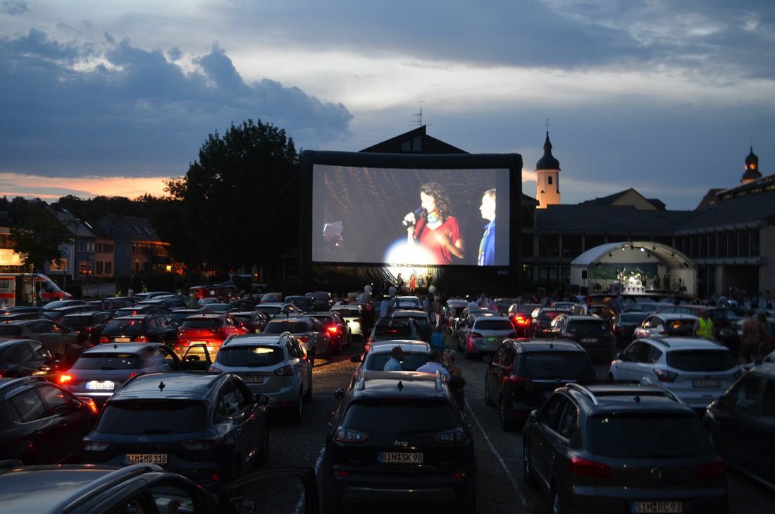 Am Sonntagabend wurden die Heimat Europa Filmfestspiele in Simmern erfolgreich eröffnet. Zu den Gästen zählten auch Edgar Reitz und Kulturminister Dr. Konrad Wolf (2.v.l. und r., Foto 2) und die Filmenacherinnen Lisa Charlotte Friederich und Rike Huy (Mitte, Foto 3). Der Abend war ausverkauft. (Fotos: Bender)