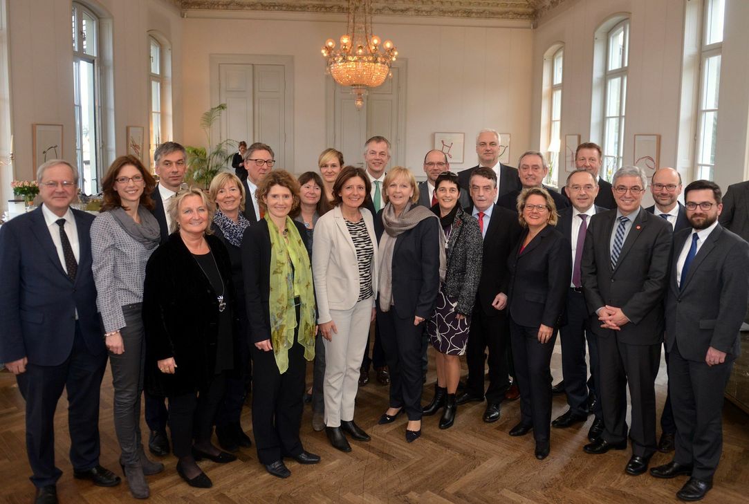 Der rheinland-pfälzische und nordrhein-westfälische Ministerrat bei der gemeinsamen Ministerratssitzung im Arp-Museum in Remagen. Foto: Vollrath