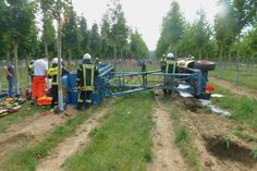 Die Arbeitsbühne vor auf etwa vier Meter Höhe ausgefahren, als sie umkippte. Foto: Polizei