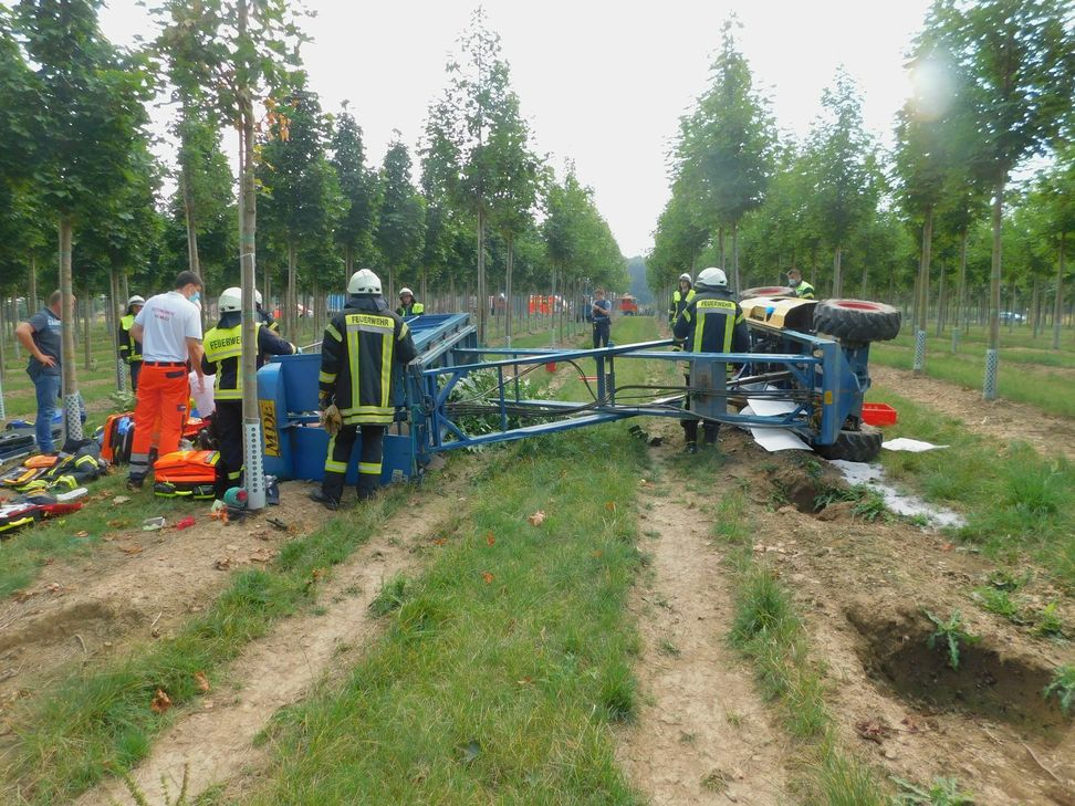 Die Arbeitsbühne vor auf etwa vier Meter Höhe ausgefahren, als sie umkippte. Foto: Polizei
