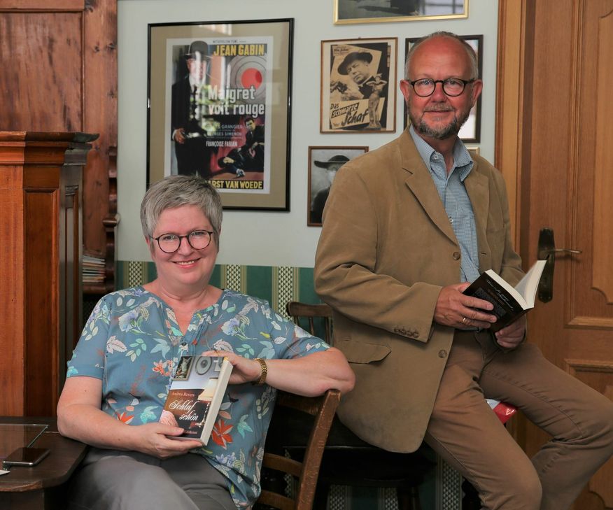 Krimi-Autorin Andrea Revers und Verleger Ralf Kramp stellten den neuen Roman heute im »Grünen Salon« des Kriminalhauses in Hillesheim der Presse vor. Foto: KBV-Verlag/Ira Schneider