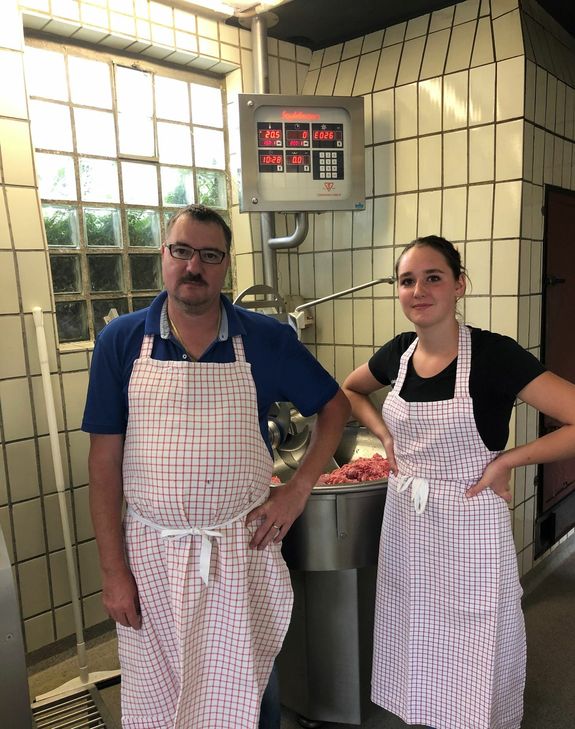 Michelle Zirra, ehemalige Auszubildende von Reinhold Monzel aus Bollendorf, ist die beste Fleischerin aus dem Prüfungsgebiet der Fleischerinnungen aus Mosel-Eifel-Hunsrück-Region und Trier-Saarburg. Foto: Fleischerei Monzel