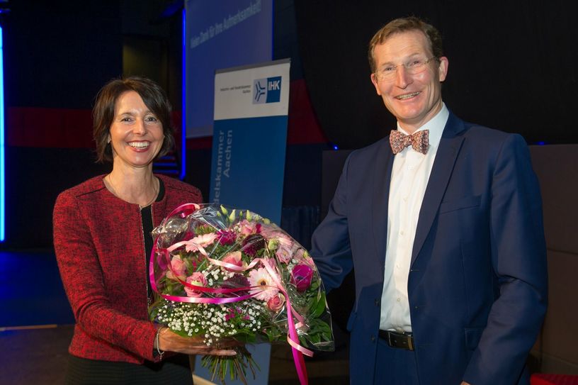 Einstimmig wiedergewählt: IHK-Präsidentin Gisela Kohl-Vogel nimmt die Glückwünsche von Michael F. Bayer, Hauptgeschäftsführer der IHK Aachen, entgegen.