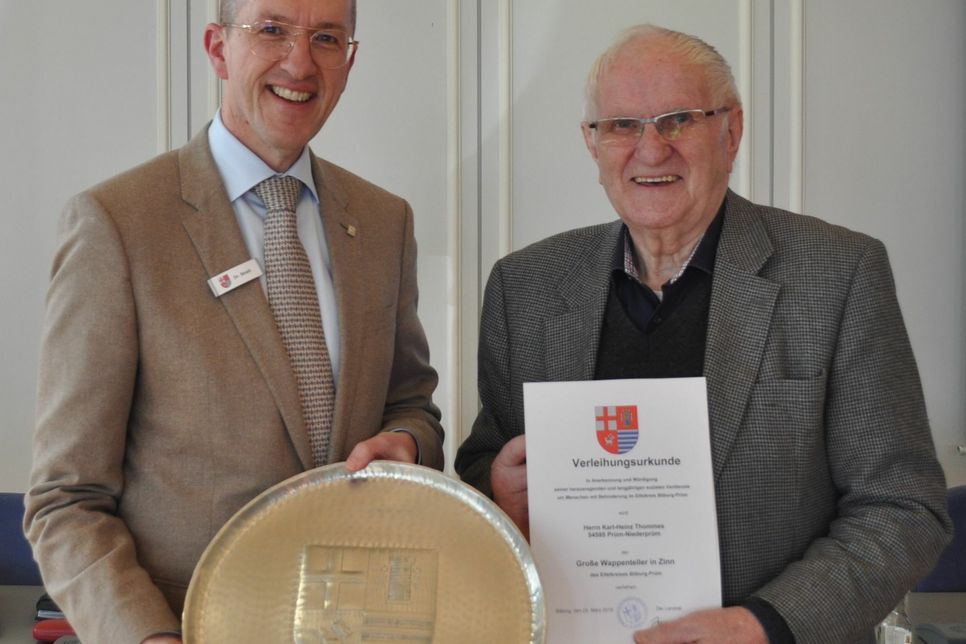 Landrat Joachim Streit ehrte Karl-Heinz Thommes für sein Engagement als Behindertenbeaufragter. Foto: Dondelinger