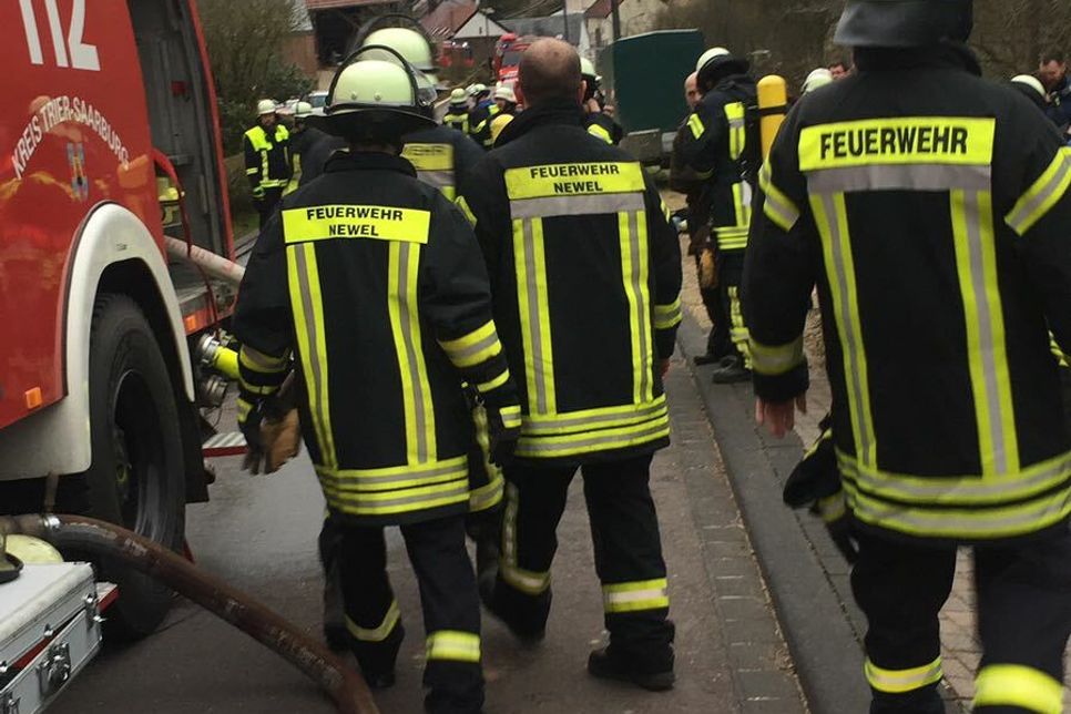 In Kordel-Kimmlingen haben mehrere Feuerwehren am Montagabend einen Brand in einem Wohnhaus gelöscht. Das Haus ist vorerst unbewohnbar. Foto: Agentur Siko
