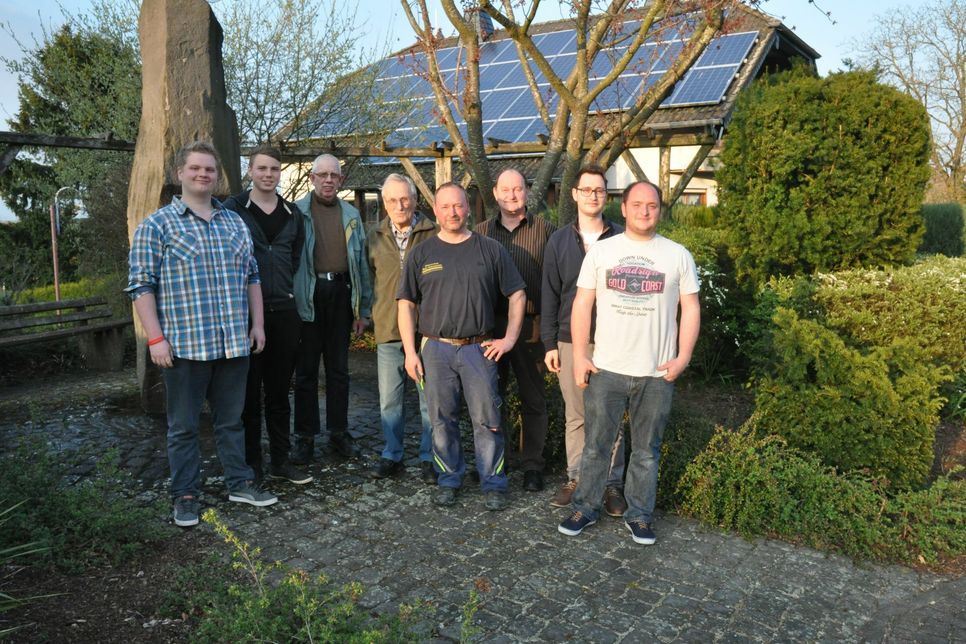 Robin Junglas (rechts) mit ehemaligen und aktiven Junggesellen aus Zettingen.