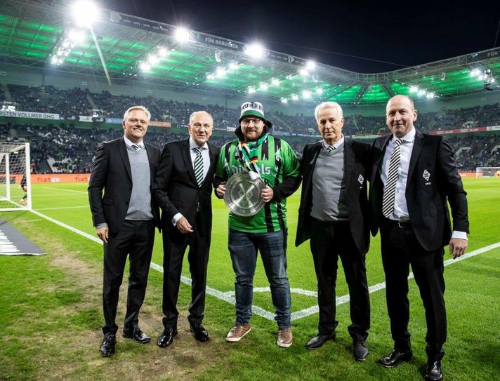 Janek Hoffmann (Mitte) erhielt für den Fanclub »Wild Animals Masburg« den Borussia-Jubiläumsteller aus den Händen von (v. l.) Vizepräsident Dr. Stefan Stegemann, Präsident Rolf Königs, 74er Weltmeister Rainer Bonhof sowie Geschäftsführer Stephan Schippers.