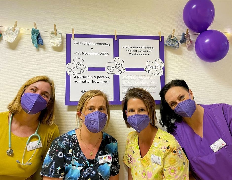 Andrea Jehn, Oberärztin Früh- und Neugeborene/Pädiatrie, Rebecca Miesen und Sabrina Kirst, Gesundheits- und Kinderkrankenpflegerinnen sowie Natascha Rinco, Stellv. Stationsleitung Früh- und Neugeborene/Pädiatrie mit ihrer Aktion zum Welt-Frühgeborenen-Tag