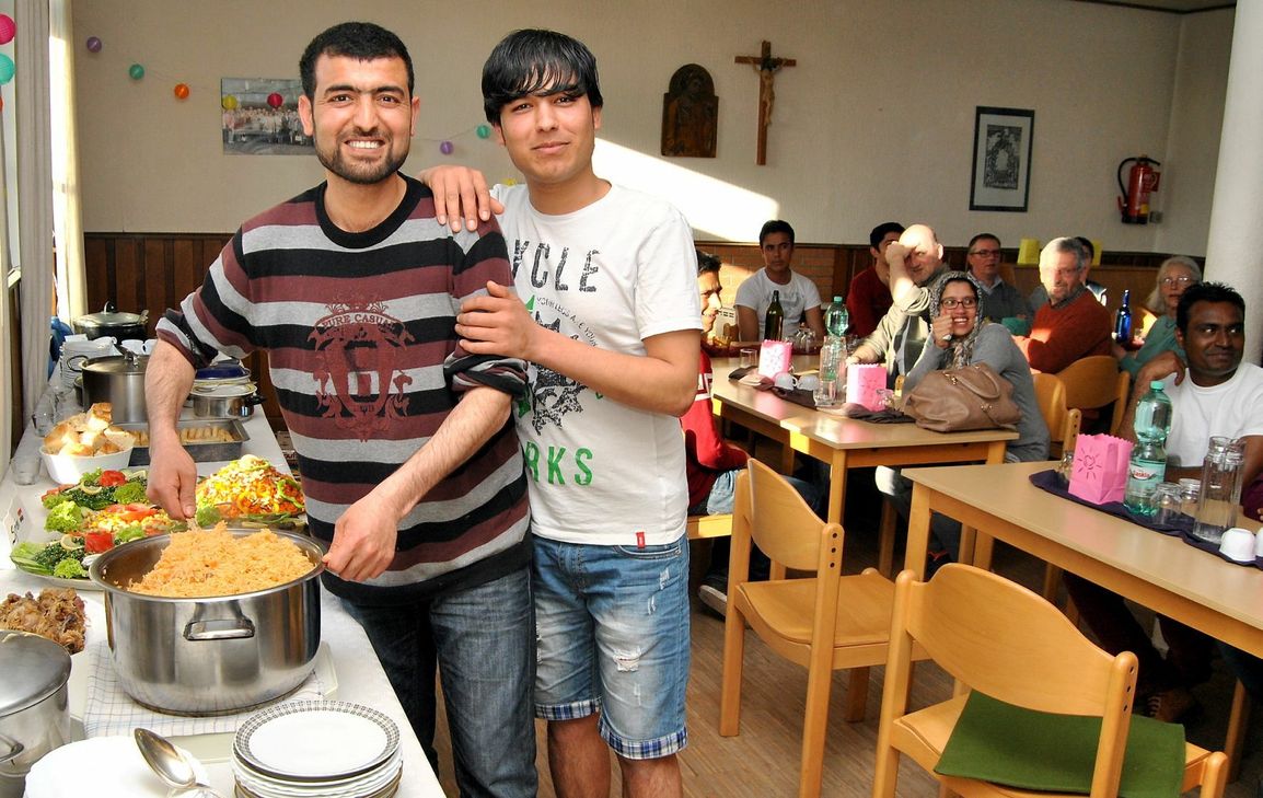 Aynullah Nayimi (l.) und Afshar Aliagha aus Afghanistan sind stolz darauf, den Stremptern das Festtags- und Nationalgericht aus ihrer Heimat präsentieren zu können. Foto: Renate Hotse/pp/Agentur ProfiPress