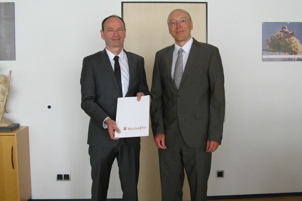 Joachim Anheier (links) wurde die Ernennungsurkunde vom Präsidenten des Landgerichts Koblenz, Stephan Rüll, ausgehändigt.