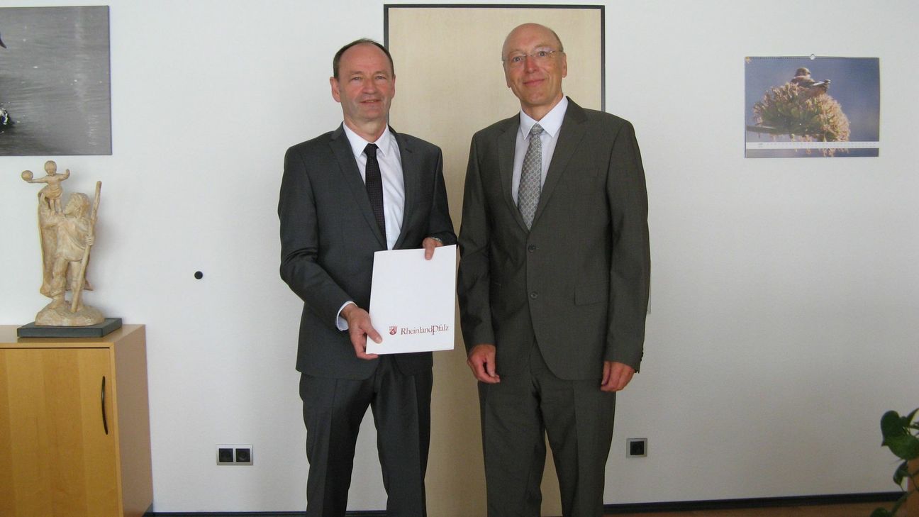 Joachim Anheier (links) wurde die Ernennungsurkunde vom Präsidenten des Landgerichts Koblenz, Stephan Rüll, ausgehändigt.