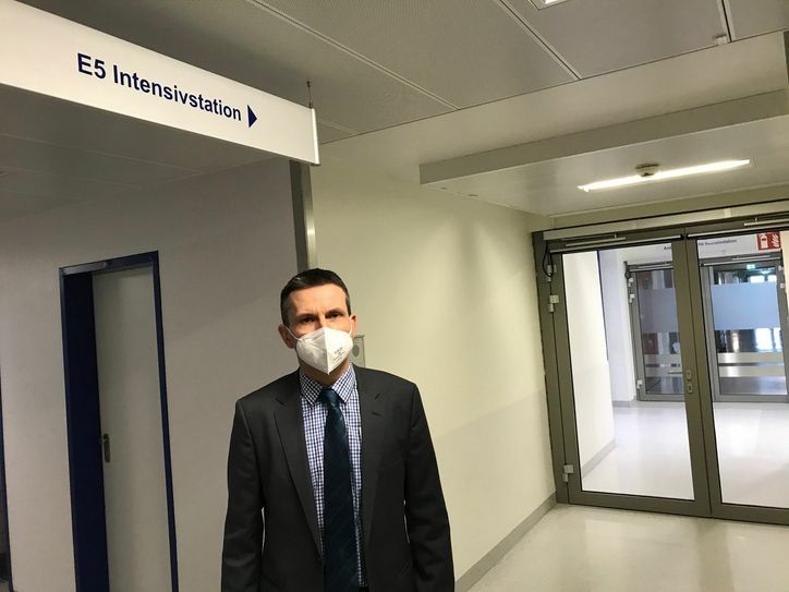 Verwaltungsdirektor Hendrik Weinz vorm Zugang zur neuen Intensivstation. Foto/Video: Klaus Desinger