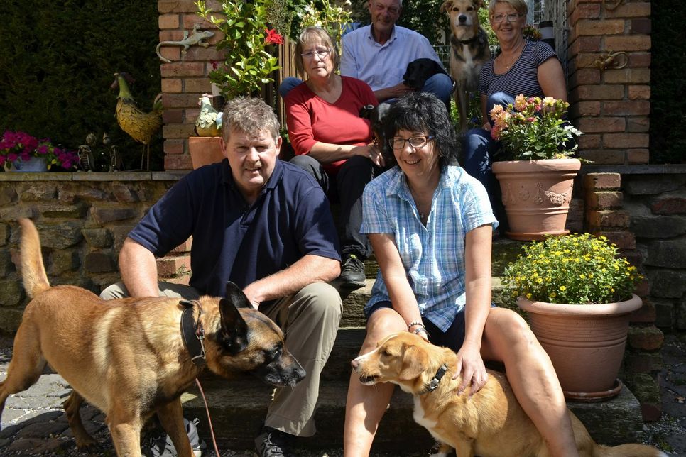 Martin und Iris Schmitz (vorne) führen in Morsbach eine Hundepension, die viele Stammkunden hat.