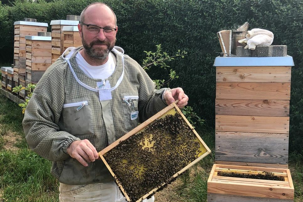 Ulrich M. Schnitzler aus Vossenack betreut 24 Bienenvölker und vermietet diese an Hobbyimker. Foto: T. Förster