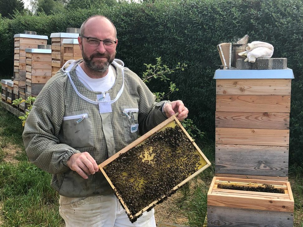 Ulrich M. Schnitzler aus Vossenack betreut 24 Bienenvölker und vermietet diese an Hobbyimker. Foto: T. Förster