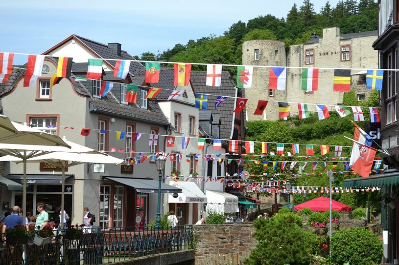 Bad Münstereifel: historische Altstadt mit europäischem Fahnenmeer. Foto: Bach