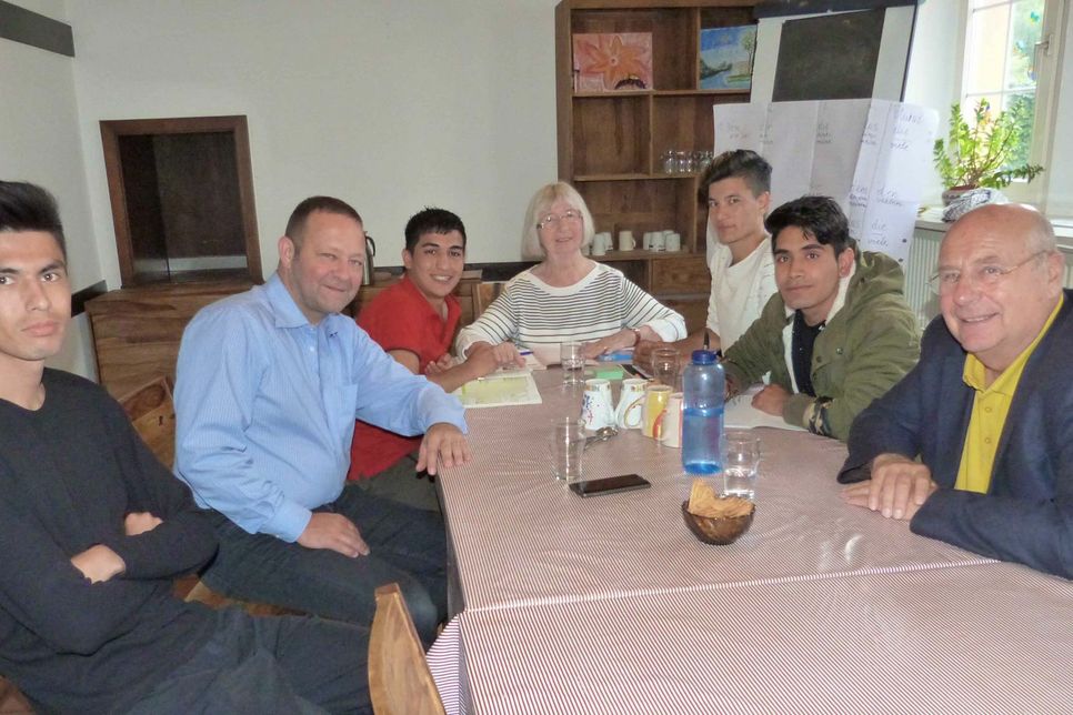 Thomas Kallwitz (v.l.n.r.), Ingeborg Wagner und Hartmut Schwiering mit den jungendlichen afghanischen Flüchtlingen Basir, Waiss, Aliullah und Javid. Foto: FF
