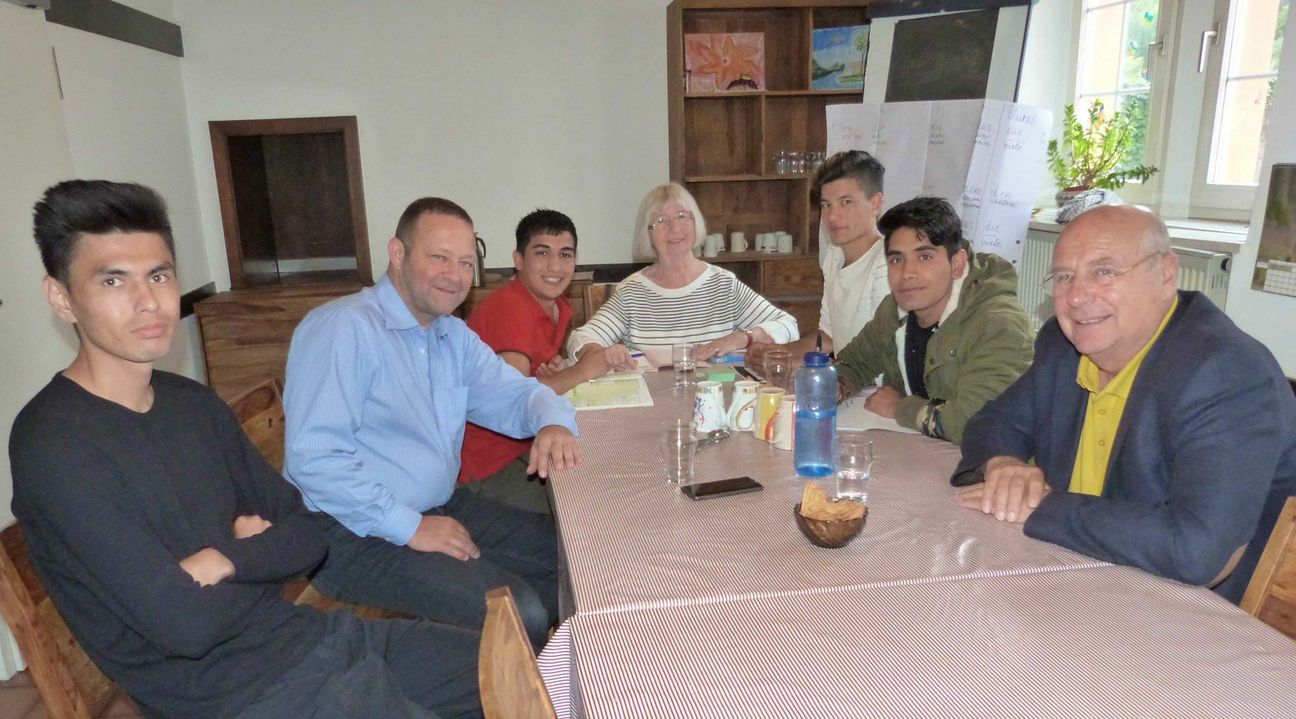 Thomas Kallwitz (v.l.n.r.), Ingeborg Wagner und Hartmut Schwiering mit den jungendlichen afghanischen Flüchtlingen Basir, Waiss, Aliullah und Javid. Foto: FF