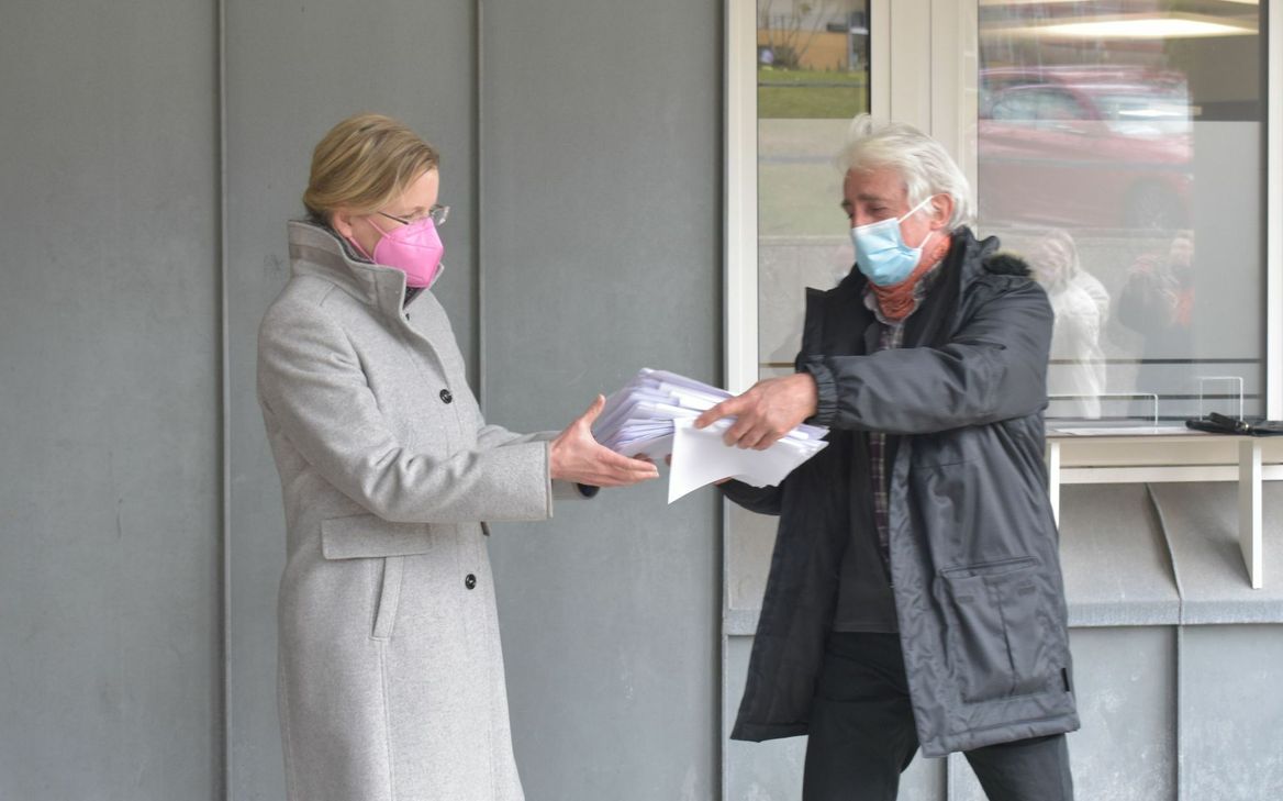 Mehrere Listenstapel hatte Karl Hüppeler (r.) für Landrätin Julia Gieseking mitgebracht. Foto: Mager