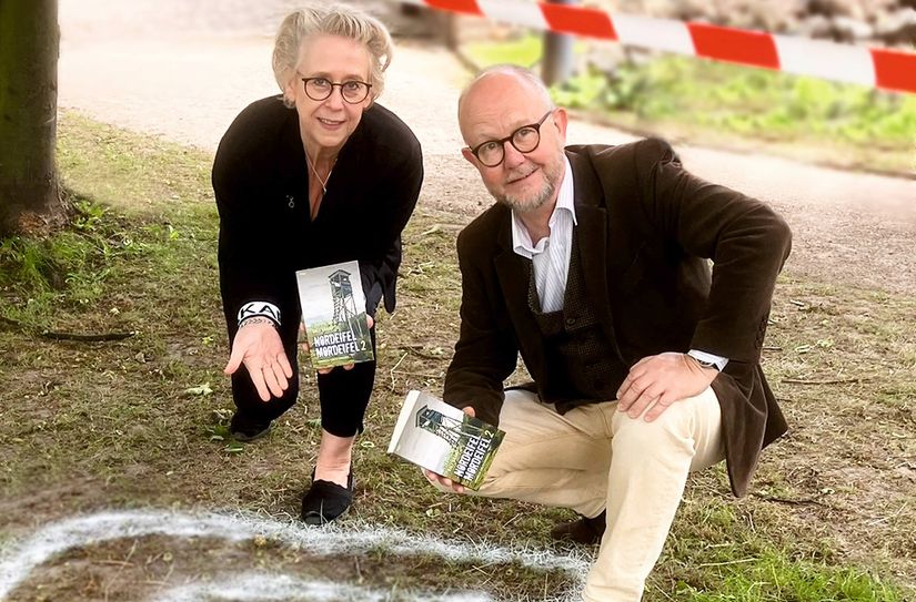Elke Pistor und Ralf Kamp präsentieren im Vorfeld des siebten Krimifestivals "Nordeifel-Mordeifel" den gleichnamigen Sammelband