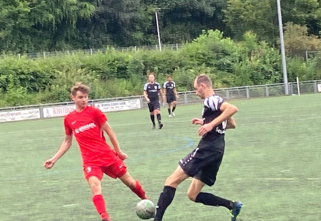 3:2 siegte der TuS Mayen gegen die SG Augst-Eitelborn. Tim Scheider (Mayen - Schwarzes Trikot) im Zweikampf mit Ryan Frantz.