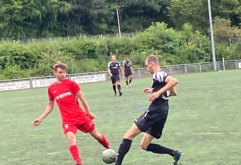 3:2 siegte der TuS Mayen gegen die SG Augst-Eitelborn. Tim Scheider (Mayen - Schwarzes Trikot) im Zweikampf mit Ryan Frantz.