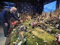 Hans Murk richtet die Figuren auf seiner wundervollen Hauskrippe in Marmagen.