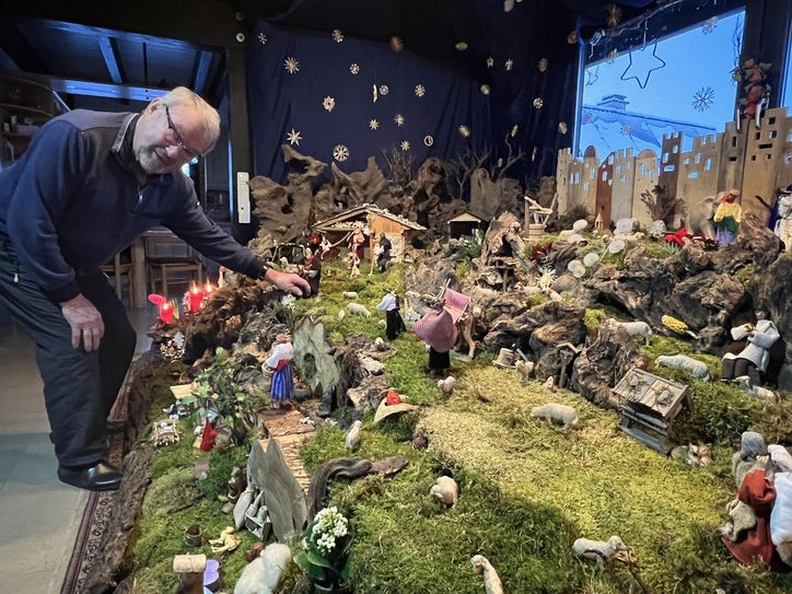 Hans Murk richtet die Figuren auf seiner wundervollen Hauskrippe in Marmagen.
