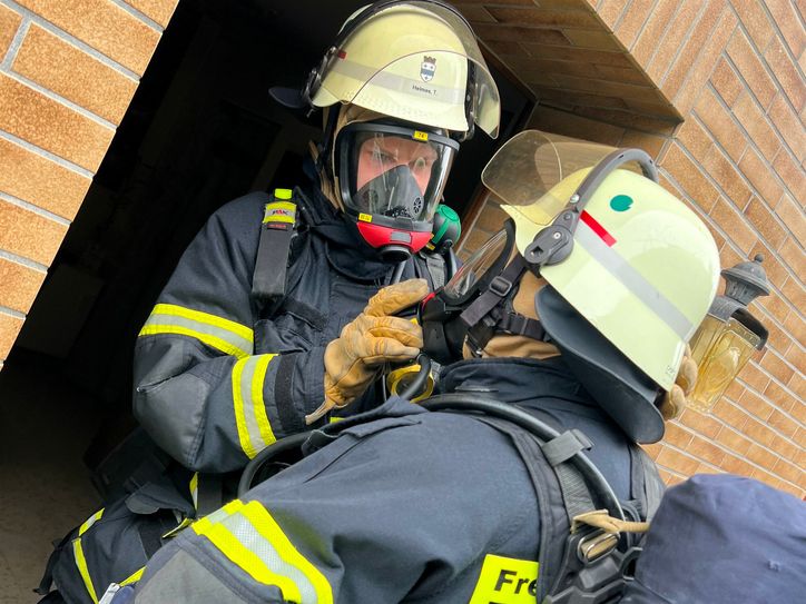 Weil die Bewohner der Brandwohnung die Tür zum Brandherd geschlossen hielten, konnten die Einsatzkräfte der Feuerwehr den Brand schnell unter Kontrolle bringen.