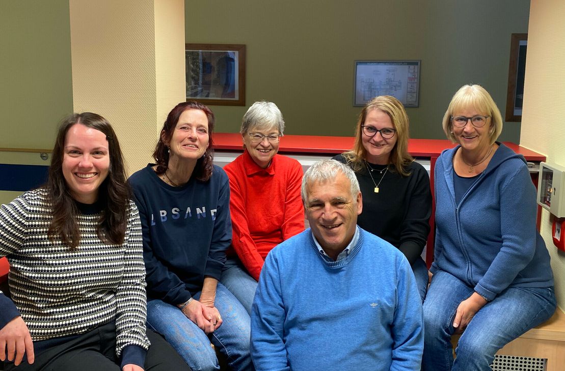 Dr. Egon Müller, Facharzt für Allgemeinmedizin, und Dr. Martina Wagener (Mitte hinten), Fachärztin für Innere Medizin, werden mit ihrer hausärztlichen Praxis ab April 2024 Teil des MVZ Hermeskeil.