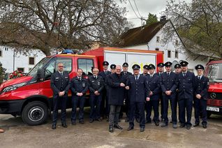 Stellv. Wehrleiter Oliver Berg und Matthias Liesch, Vorsitzender des Kreisfeuerwehrverbands Trier-Saarburg, dankten den Kameraden der Feuerwehr Olk für ihren Einsatz und schlossen sich den Glückwünschen an und wünschten Ihnen eine allzeit gute Rückkehr aus den Einsätzen.