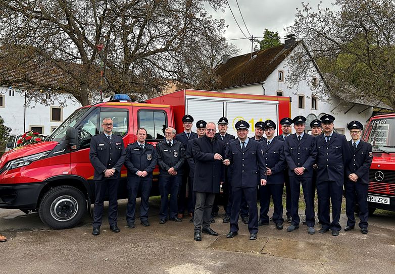 Stellv. Wehrleiter Oliver Berg und Matthias Liesch, Vorsitzender des Kreisfeuerwehrverbands Trier-Saarburg, dankten den Kameraden der Feuerwehr Olk für ihren Einsatz und schlossen sich den Glückwünschen an und wünschten Ihnen eine allzeit gute Rückkehr aus den Einsätzen.