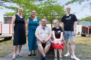 Das Team von PsychPorta v.l.n.r.: Leiterin der Informations- und Recherchedienste  Katja Trillitzsch, Produktkoordinatorin Ina Dehnhard und die Entwickler Robert Studtrucker, Tina Trillitzsch und Florian Grässle.